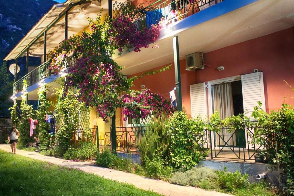 קמנה וורלה Tsertos Apartments מראה חיצוני תמונה